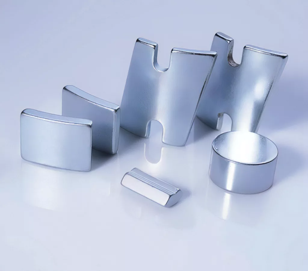 产品:稀土致铁硼性能:N35规格:圆形带孔、长方形、打捞吸铁器电镀:镍铜镍耐温:小于80度，永不退磁 充磁:厚度方向：使用方法在使用磁铁时请小心平移滑开，不要直接掰，分开后保持一定的距离以免自动对吸破损。