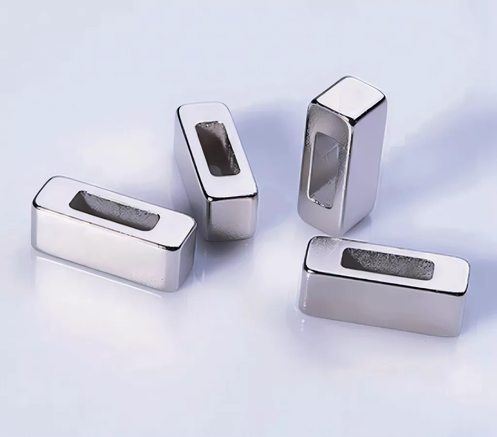 产品:稀土致铁硼 性能:N35 规格:圆形带孔、长方形、打捞吸铁器 电镀:镍铜镍 耐温:小于80度，永不退磁 充磁:厚度方向 使用方法 在使用磁铁时请小心平移滑开，不要直接掰，分开后保持一定的距离以免自动对吸破损。