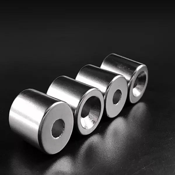 «钕铁硼磁铁» Ⅰ钕磁铁(Neodymium magnet)也称为钕铁硼磁铁，是强力磁铁的统称，其化学式为Nd2Fe14B，是一种人造的**磁铁，为至目前为止在常温下具有最强磁力的**磁铁。